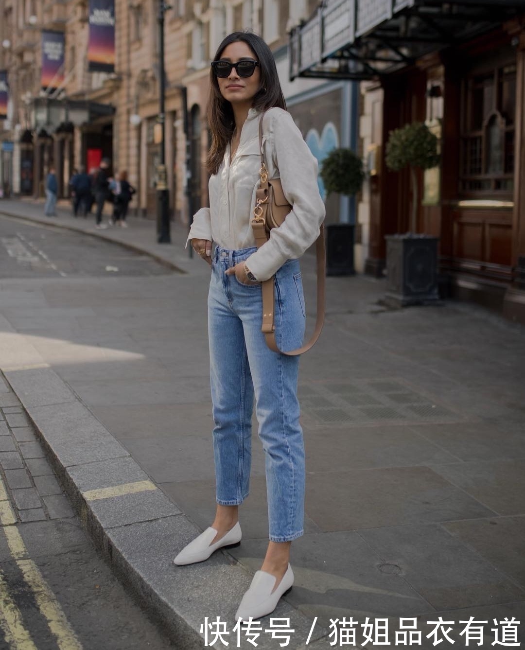 五一出行,要穿得舒适、大方一些,“裤装配平底鞋”就足够你美了