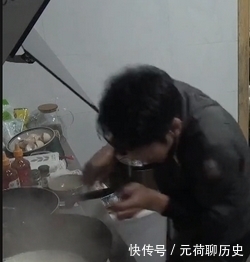 节目主持人|撒贝宁做饭被摄像机砸头!痛到身体蜷缩手捂头,当场大笑掩盖疼痛