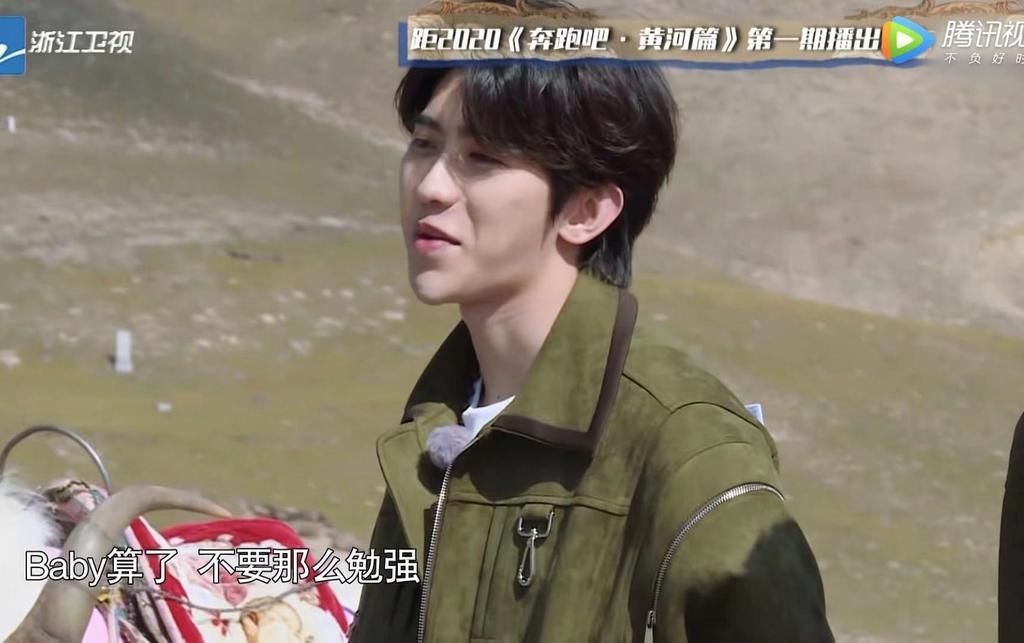 b太熟络?蔡徐坤两次吐槽baby,傲娇拒绝baby的吃蒜邀请