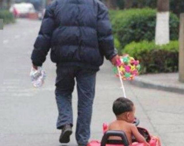 二胎政策|男童在寒冬里赤身,晚上用凉水洗澡,听到爷爷的话,让路人感动