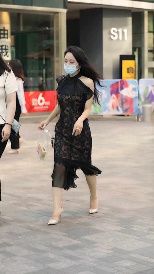 中年|街拍中年美女的穿搭秘籍,黑色挂脖蕾丝长裙,展现无尽女人味