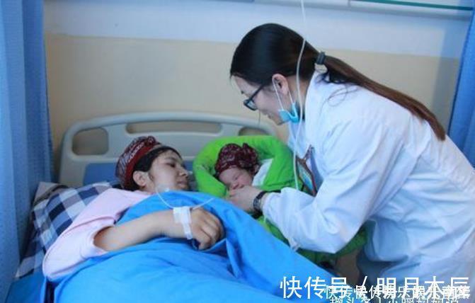 天生|“天生熊孩子”火遍全网,刚出生就“手欠”,美女护士哭笑不得