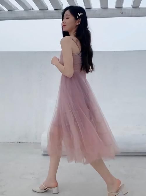 近来火了一款裙子叫“皱皱裙”,比仙女裙还仙,穿上时髦显高