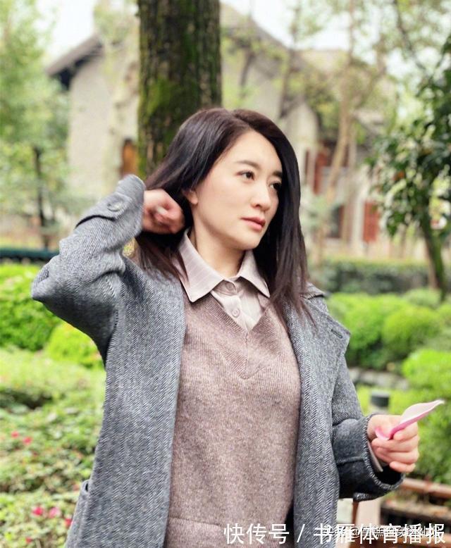 女性 女人年过45岁,建议少穿“藏蓝色”!今秋流行这3种颜色,真减龄