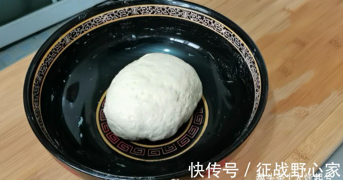 油酥|芝麻酥饼在家简单做，外酥里软又香甜，不用烤箱也可以酥得掉渣