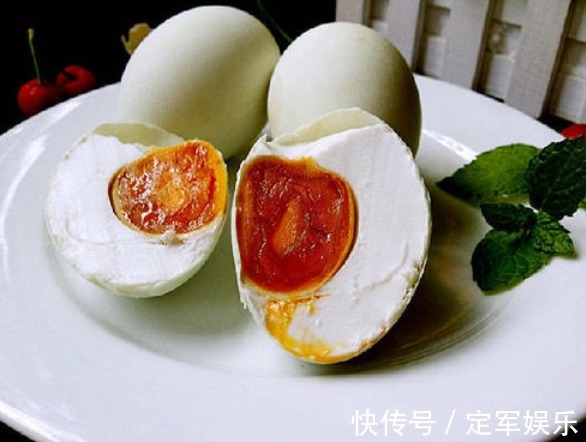 成熟|自制咸鸭蛋，只需2样调料，10天就成熟，半月蛋黄起沙出油，真香