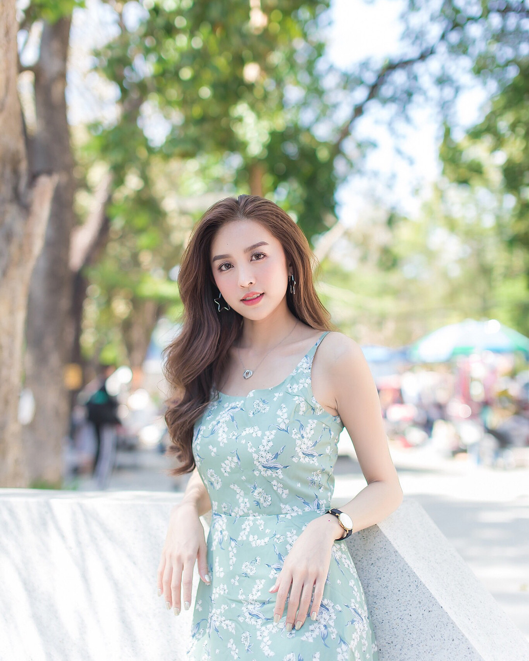 浅绿色印花连衣裙搭配黑色名表, 设计简洁, 精致剪裁, 甜美清爽