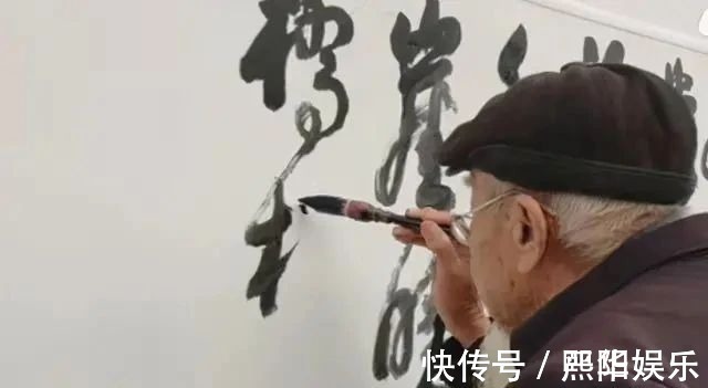 王羲之！大隐隐于市！90岁的大爷墙体上写草书，笔笔惊艳，字字有水平