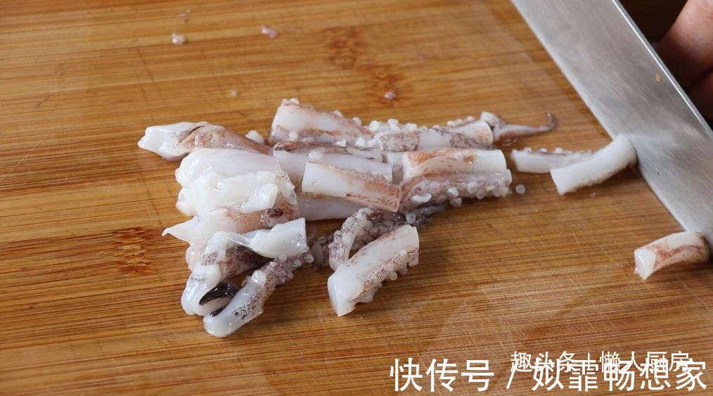 这是海鲜炒米粉的做法,加点它们一起炒,可做菜也可做主食