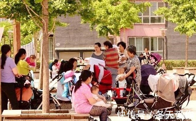 打麻将|老人“假带娃”流行，表面上尽职尽责，背后真实做法让宝妈心寒