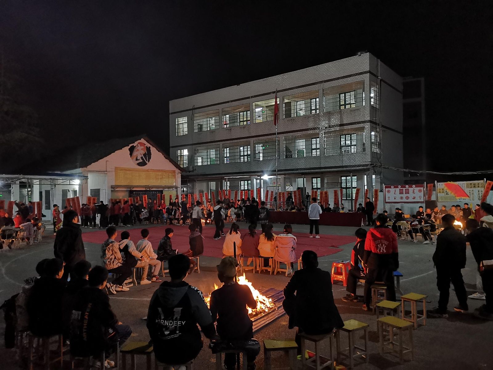 庆元旦迎新年：天和文武学校举办篝火晚会