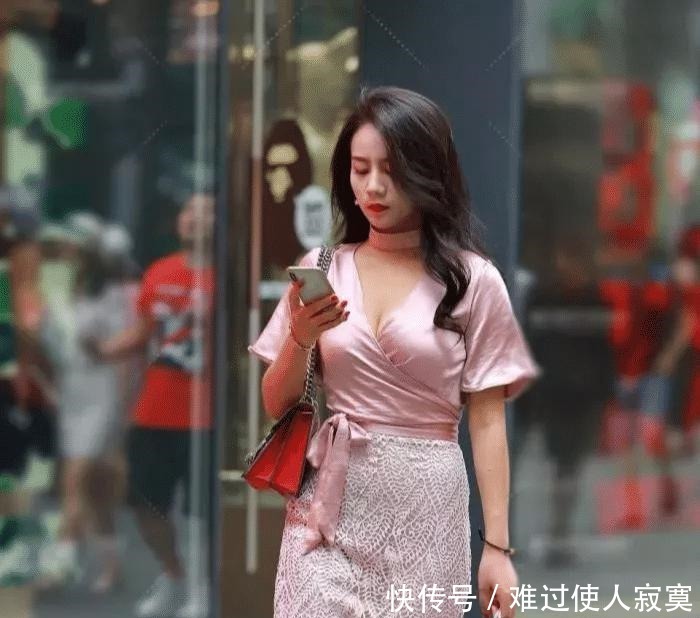 街拍追求时尚的正确做法，不是素面朝天，也不是浓妆艳抹！