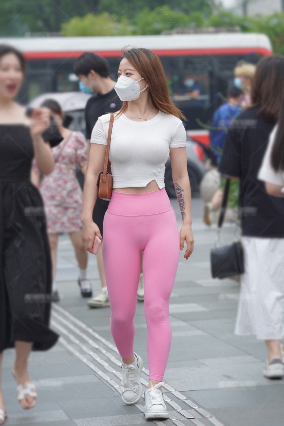 针织衫 健美裤穿搭,配短款针织衫,运行休闲两不误,轻松提升时尚感