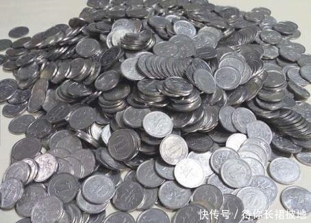 日本男子找来很多硬币,全部都放到水池里面,出来的效果这样了