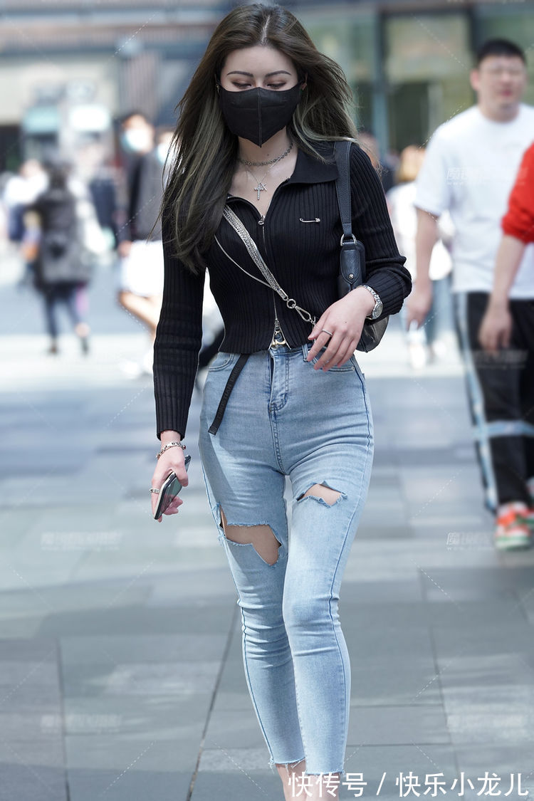 牛仔裤 大长腿女生的秋日穿搭,针织长袖衫配破洞牛仔裤,简约修身又美丽