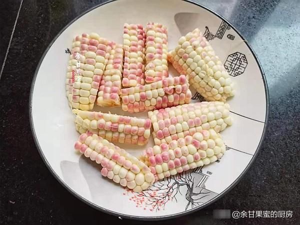 腌制|立秋后常做这道菜，食材加粉腌制，同玉米蒸熟上桌，鲜美不上火