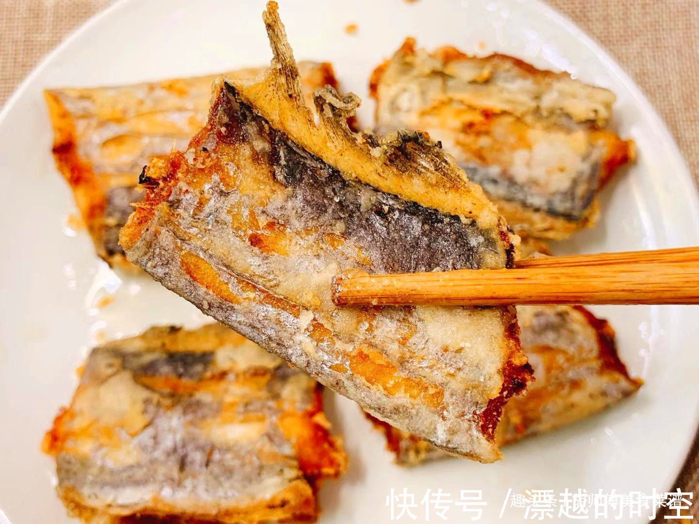 炸带鱼时，别裹面粉了！老渔民教您一妙招，带鱼外酥里嫩还不回软