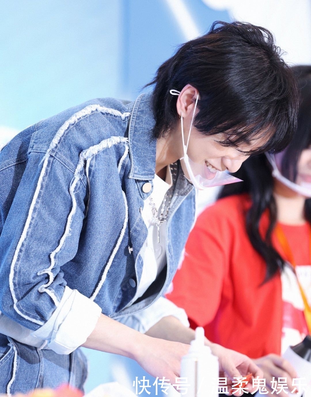 煤球 华晨宇参加品牌见面会,现场做蛋糕翻车,夸歌迷yyds!