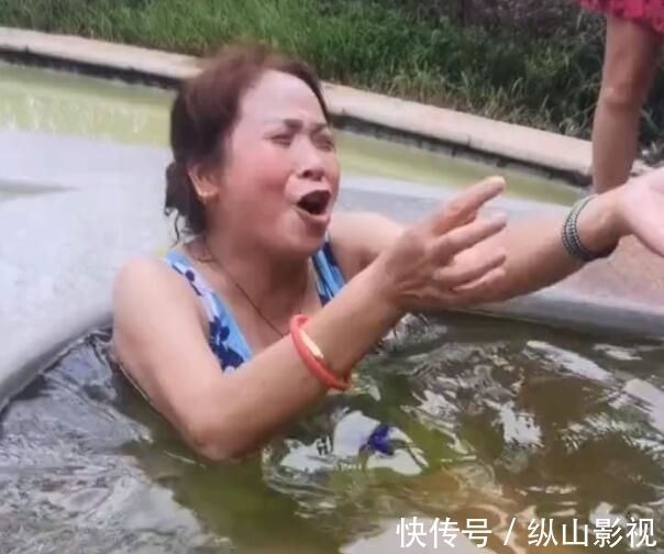 温泉|成都:大妈泡温泉想炫耀老公送的铂金项链,结果刚下水,就变黑了