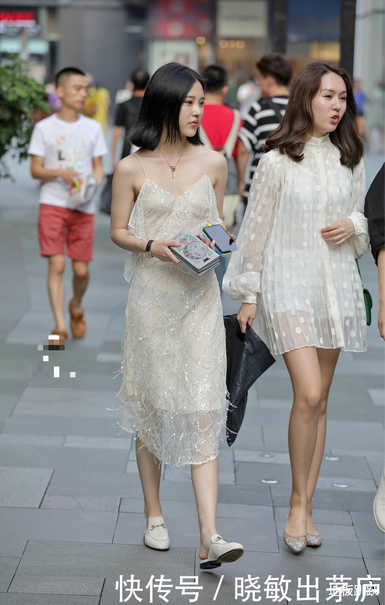 年轻的时尚女孩,整体穿搭风格也是“清新”靓丽