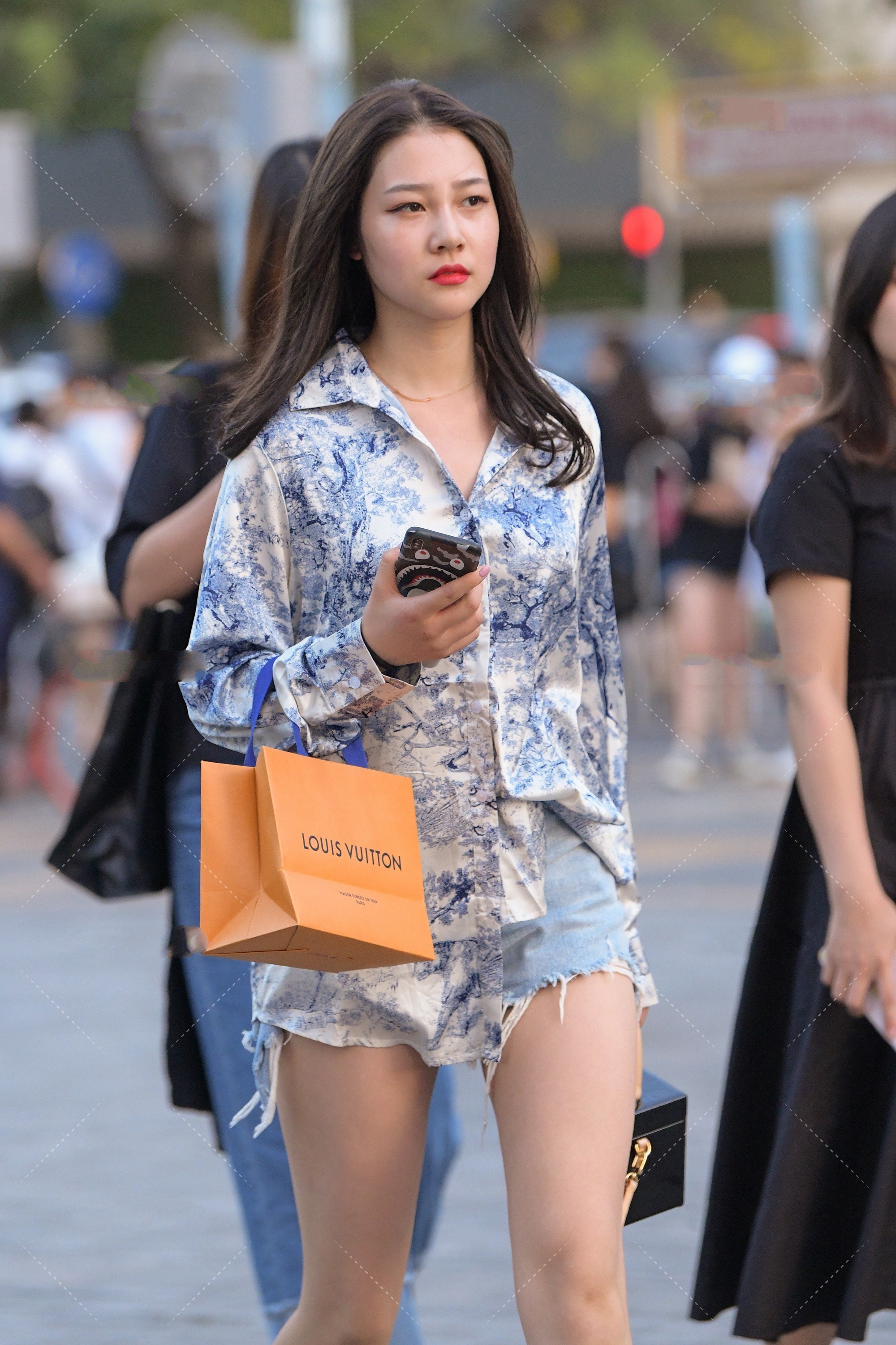 衣服|街拍:蓝色印花衬衫,搭配浅蓝色裤子,休闲自然活力满满