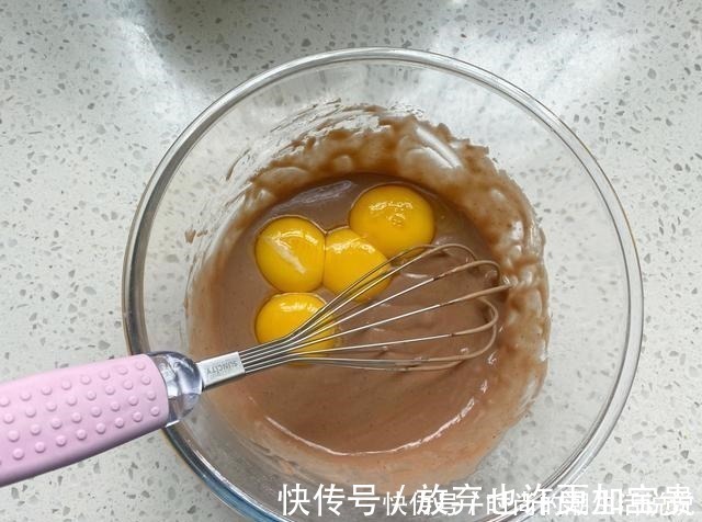自制香浓的可可蛋糕卷，做法简单又方便，怎么卷都不开裂