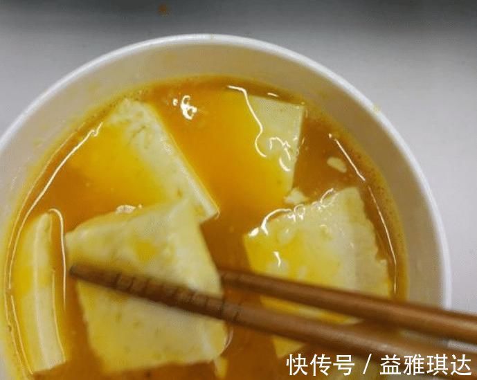 煎豆腐时,直接下锅煎就错了!学会3技巧,不粘锅不掉皮,也不碎
