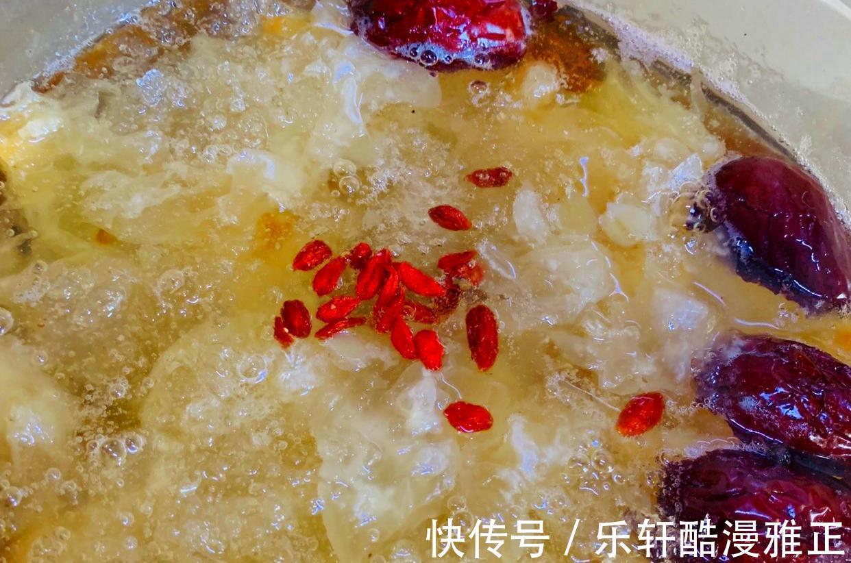 天凉多喝银耳汤,滋补身体好,牢记3技巧,软糯黏稠,出胶快又多