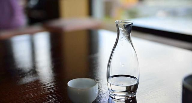 勾兑|买白酒时,别只看牌子和价格,瓶身有“这2行字”的,都是勾兑酒