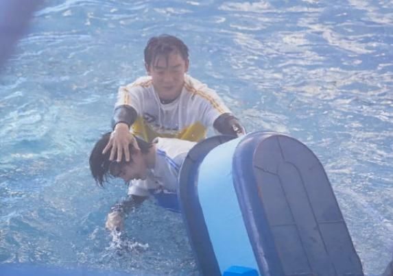 郑恺|蔡徐坤被郑恺按到水里,看到因遇水而“脱妆”的脸,这谁扛得住