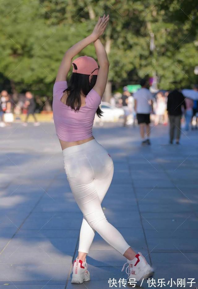 u领 披肩秀发的一字肩打底裤美女,风格多样又舒适耐看