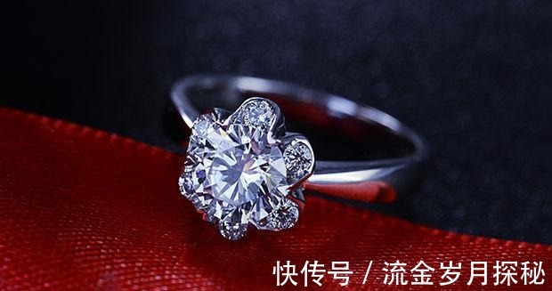 钻戒 购买一枚订婚戒指多少钱,什么款式比较流行,定制婚戒好不好!