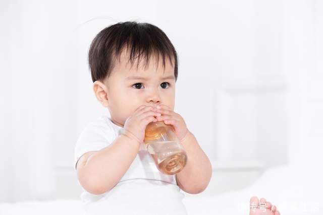 母乳|宝宝6个月断母乳后,一喝奶粉就便秘?营养师:你的奶粉选错了
