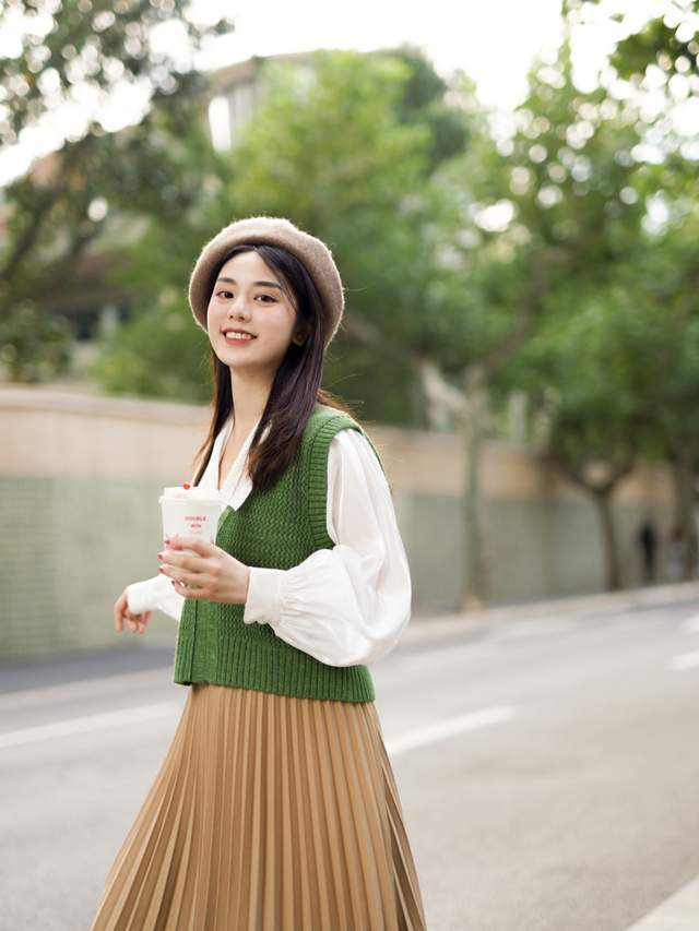 马甲|毛衣马甲背心穿搭指南，泡泡袖衬衫+牛仔裤，怎么看都显得很洋气