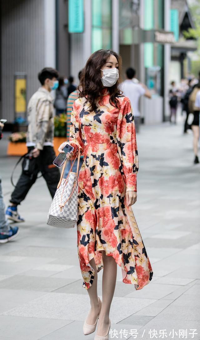 搭配 连衣裙的穿搭也可以先锋有个性，要讲究色彩搭配，时髦又个性