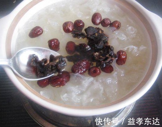 桂圆红枣|银耳和此物搭配,女性常吃保护眼睛,排出肠道毒素,身体更健康