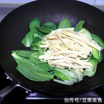 菜花|#助力高考营养餐# 高考晚餐5菜1汤真不赖，鸡腿焖饭香喷