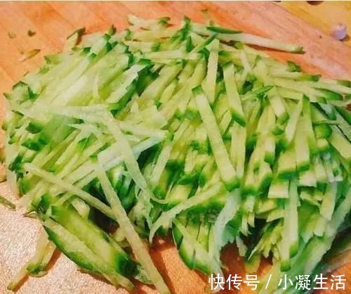 包萝卜馅饺子，萝卜不用焯水，多加这一步，包出饺子小孩抢着吃