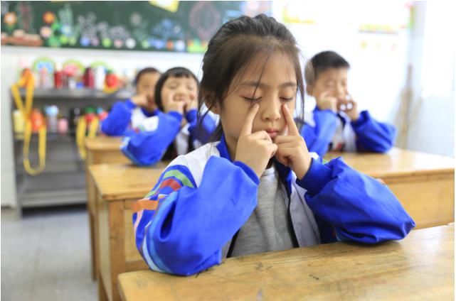 学习成绩|母亲带厌学儿子到工地抹水泥，一个月后却更愁了，这孩子是没救了