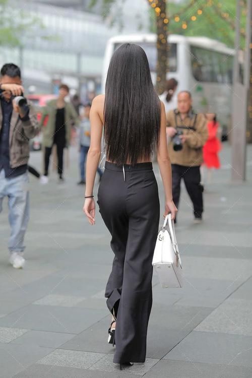 姜黄色 卡其色贝雷帽，搭配姜黄色丝绒连衣裙，彰显名媛气质