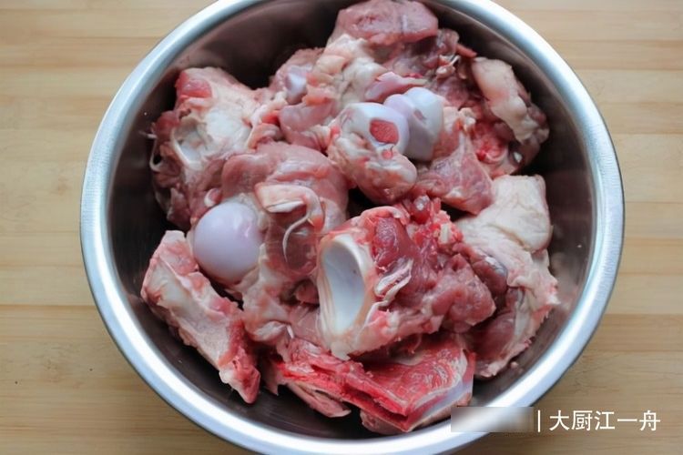 买猪肉时，这4个部位不划算，价格高肉质差不好吃，很多人还在买