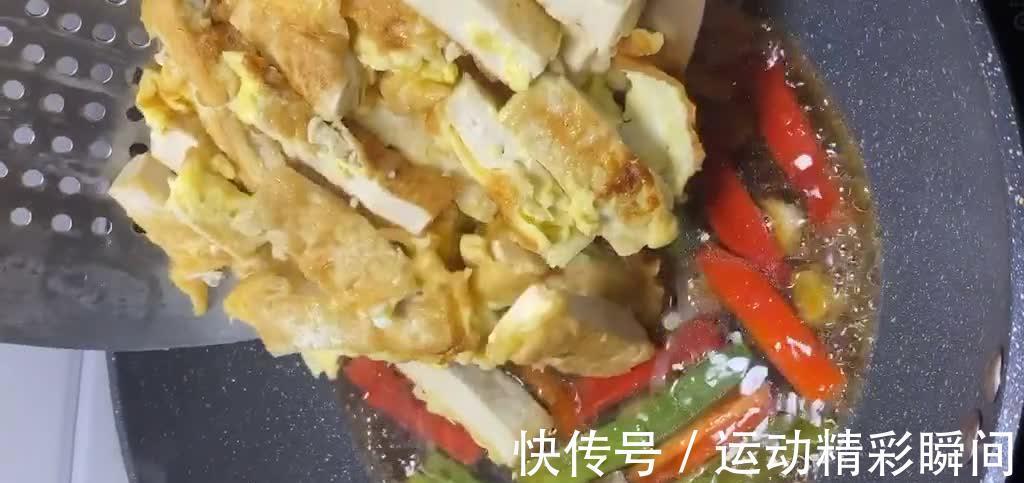 青椒烧豆腐，不炒不炸滑嫩入味，10分钟就上桌，适合上班族的菜