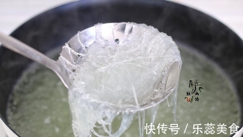 给菠菜粉丝来个“热”拌，酱香浓郁超好吃，一筷子下去就停不下来