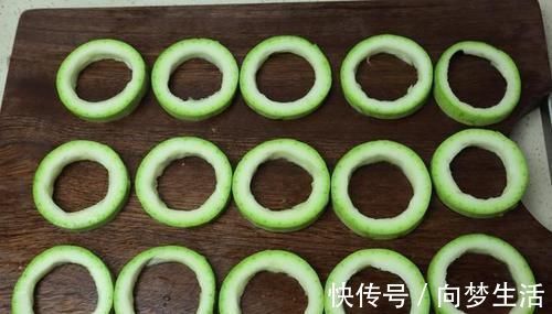 梅姐|西葫芦别炒着吃了，试试这样做，清淡营养，我家孩子一口气吃5个