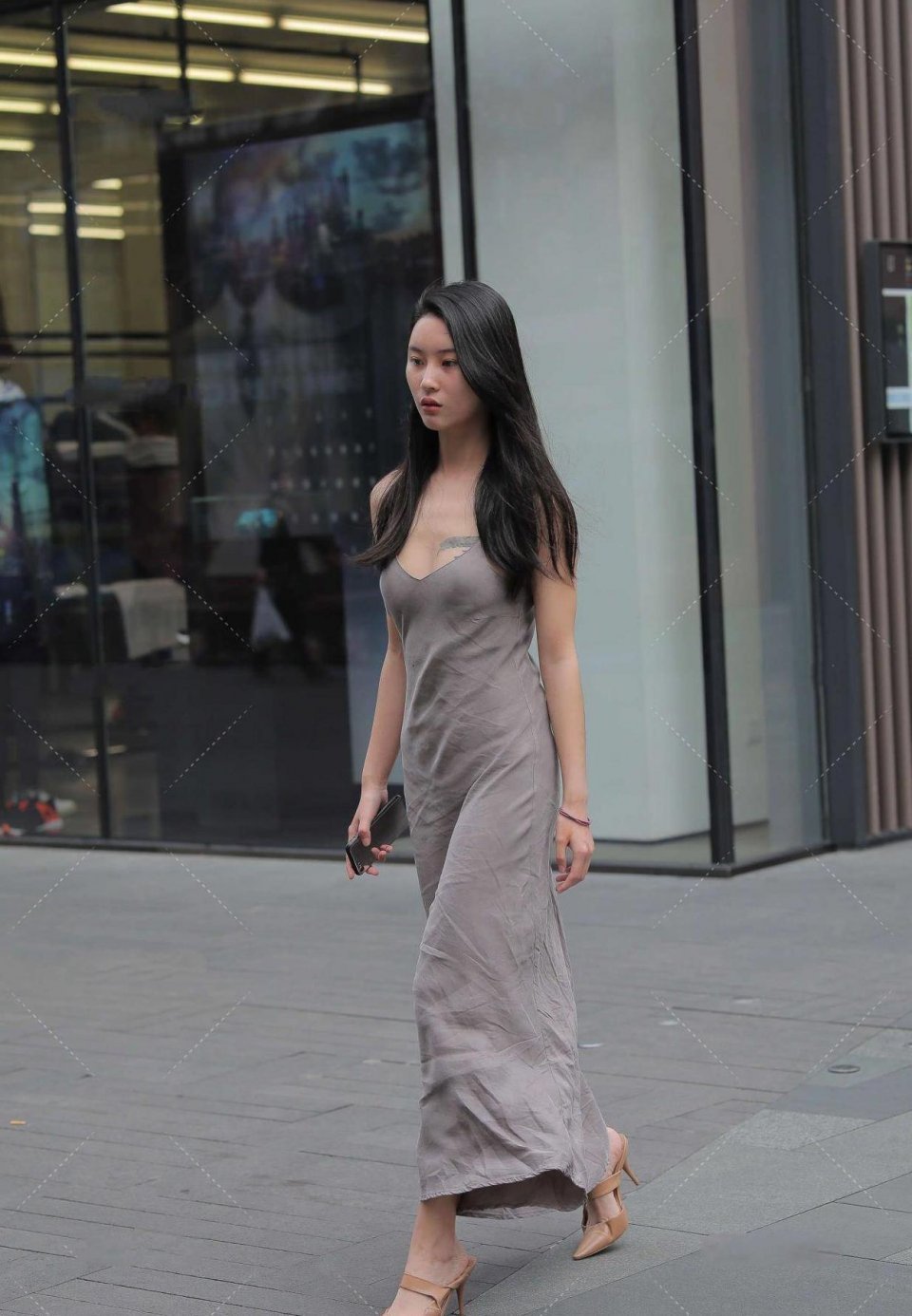 朋友们|美女街拍:非常有气质的气质美女,展现婀娜的身姿,突出身材优势