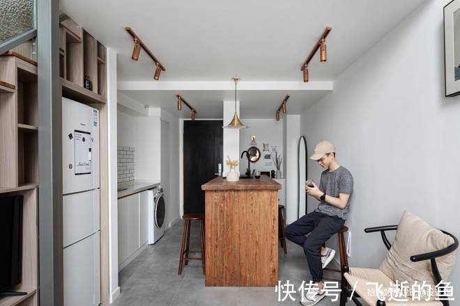 楼梯|20㎡小公寓,用定制板材打造柜体楼梯
