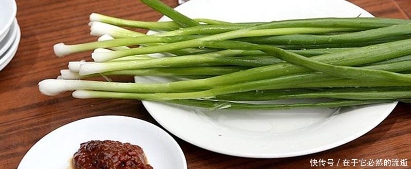 春天买葱时,注意区分“小葱”和“香葱”,差别很大,买错味道差