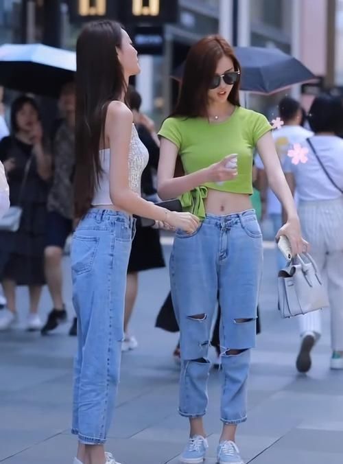 衣服|双胞胎姐妹花穿同款牛仔裤,她却因“小心机”换了件衣服,赢了