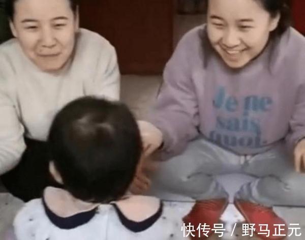 妈妈|小姨和妈妈是双胞胎，她俩同时张开怀抱后，女儿的反应让人笑喷了