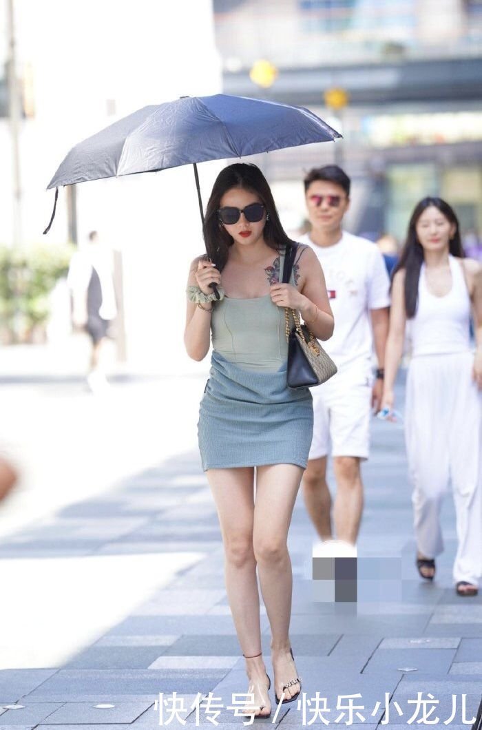 气质姐姐真时髦,假两件裙子时尚大方,让人羡慕不已